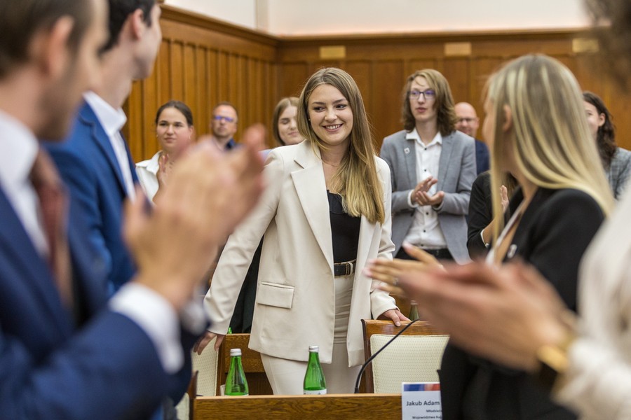 Sesja inauguracyjna Młodzieżowego Sejmiku Województwa, fot. Szymon Zdziebło/tarantoga.pl dla UMWKP