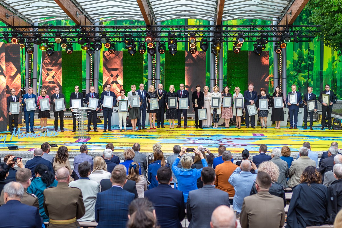 nagrody02-04c Laureaci Nagród Marszałka w kategoriach „Nauka, badania naukowe, postęp techniczny” oraz „Ochrona zdrowia”, fot. Szymon Zdziebło, tarantoga.pl dla UMWKP