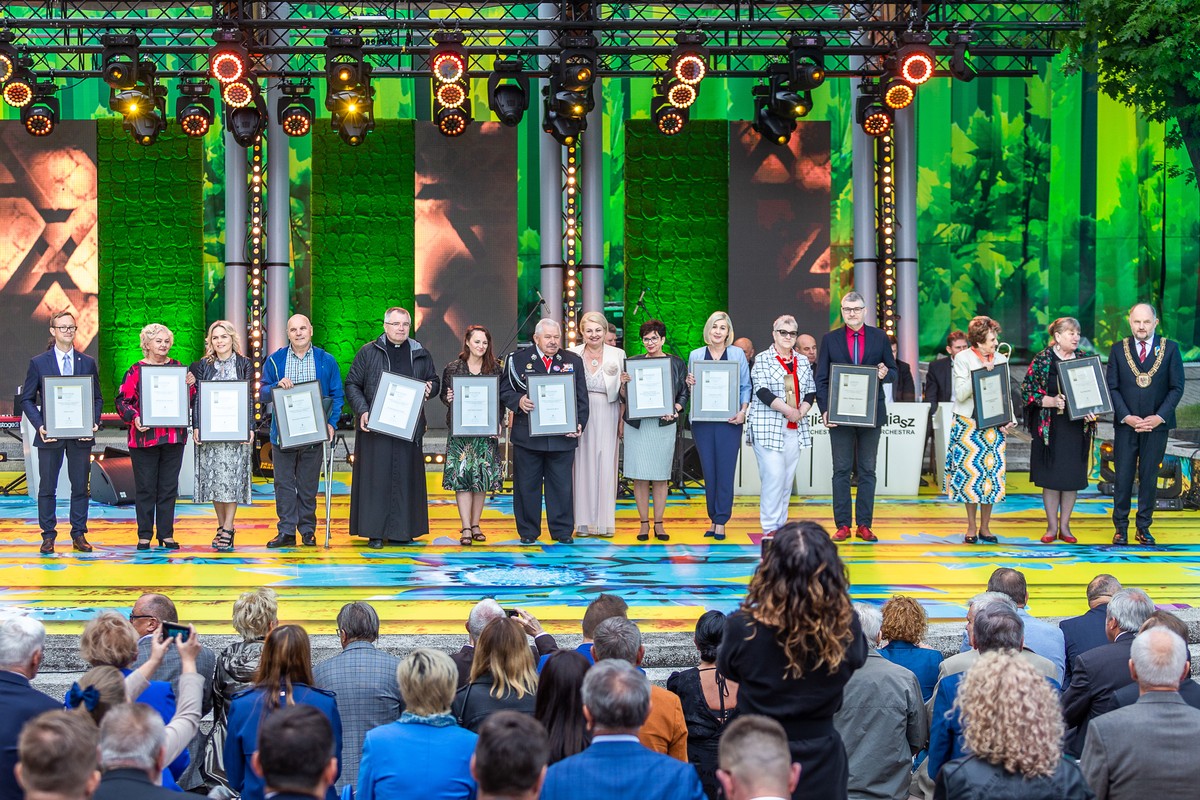 nagrody05-b6e Laureaci Nagród Marszałka w kategorii „Działalność społeczna i zaangażowanie na rzecz drugiego człowieka”, fot. Szymon Zdziebło, tarantoga.pl dla UMWKP