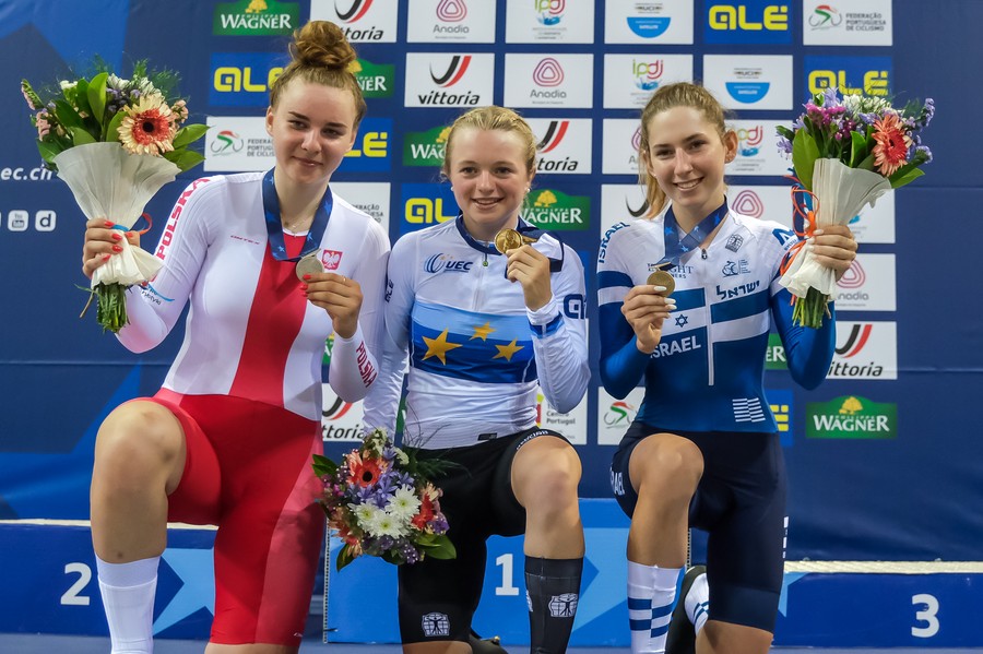 Medalistki w scratchu juniorek, od lewej Maja Tracka (srebro), Lani Wittevrongel (złoto), Roni Bash (brąz), fot. www.uec.ch