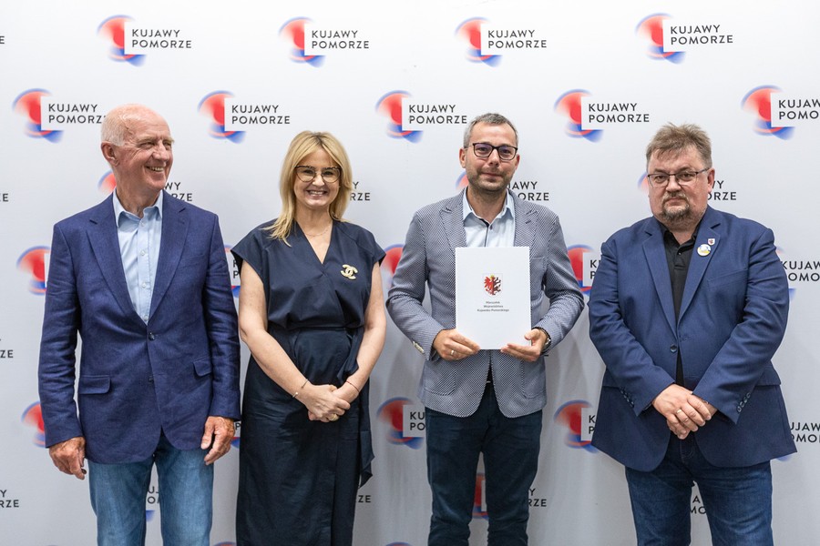 Wręczenie umów na dofinansowanie klubów sportowych, fot. Szymon Zdziebło/tarantoga.pl dla UMWKP