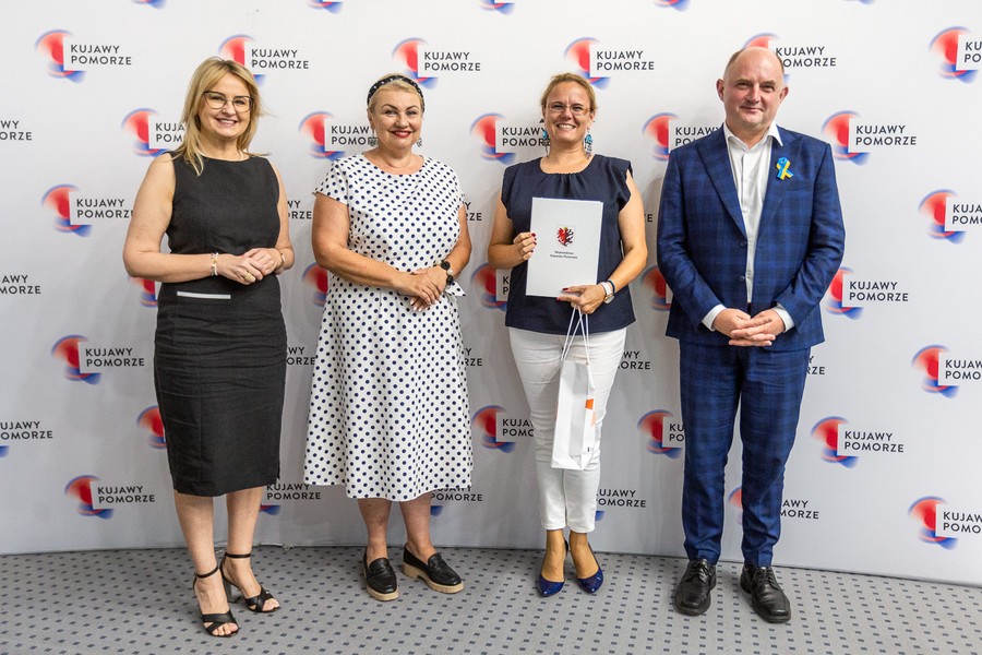 Wręczenie umów RPO, fot. Szymon Zdziebło/tarantoga.pl dla UMWKP