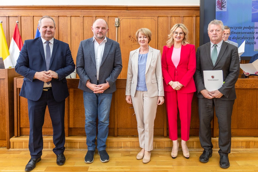 Wręczenie umów dotacyjnych na drogi dojazdowe do gruntów rolnych, fot. Szymon Zdziebło/tarantoga.pl dla UMWKP