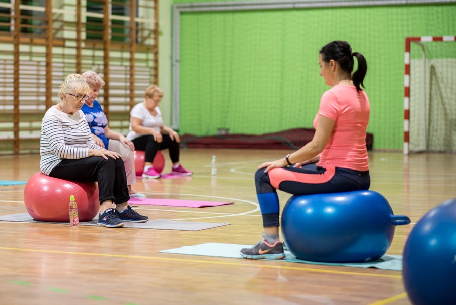 Zajęcia fizyczne w ramach programu zapobiegania upadkom dla seniorów, fot. Łukasz Piecyk dla UMWKP