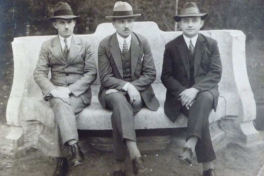 Modni panowie na Ławce Schillera w parku na Bydgoskim Przedmieściu, pocz. lat 20. XX w. Fotografia z archiwum Lidii Serbin-Zuby