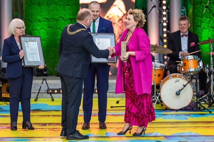 Marzena Szczotkowska-Topić odbiera Nagrodę Marszałka Województwa 2022 dla Reneksu, fot. Szymon Zdziebło/tarantoga.pl dla UMWKP