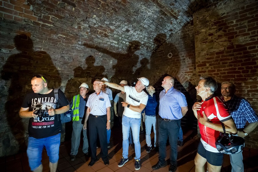 Marszałek Piotr Całbecki wizytuje inwestycję na zamku w Świeciu, fot. Tomasz Czachorowski dla UMWKP