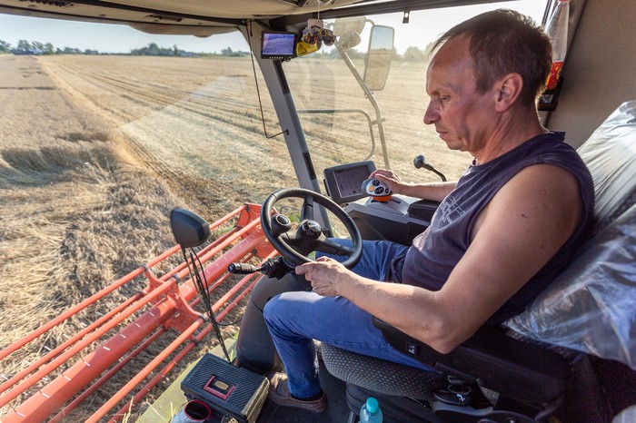 Żniwa w gospodarstwie Magdaleny i Leszka Jałoszyńskich, fot. Szymon Zdziebło/tarantoga.pl dla UMWKP