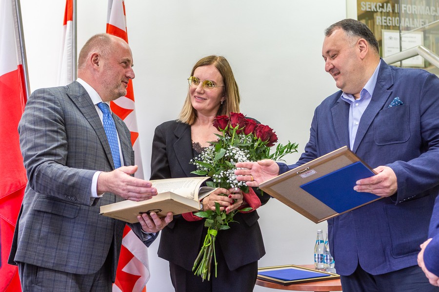 Przekazanie gościom aktu nadania jednemu z toruńskich placów imienia Witalisa Ugrechelidze, fot. Szymon Zdziebło/tarantoga.pl dla UMWKP