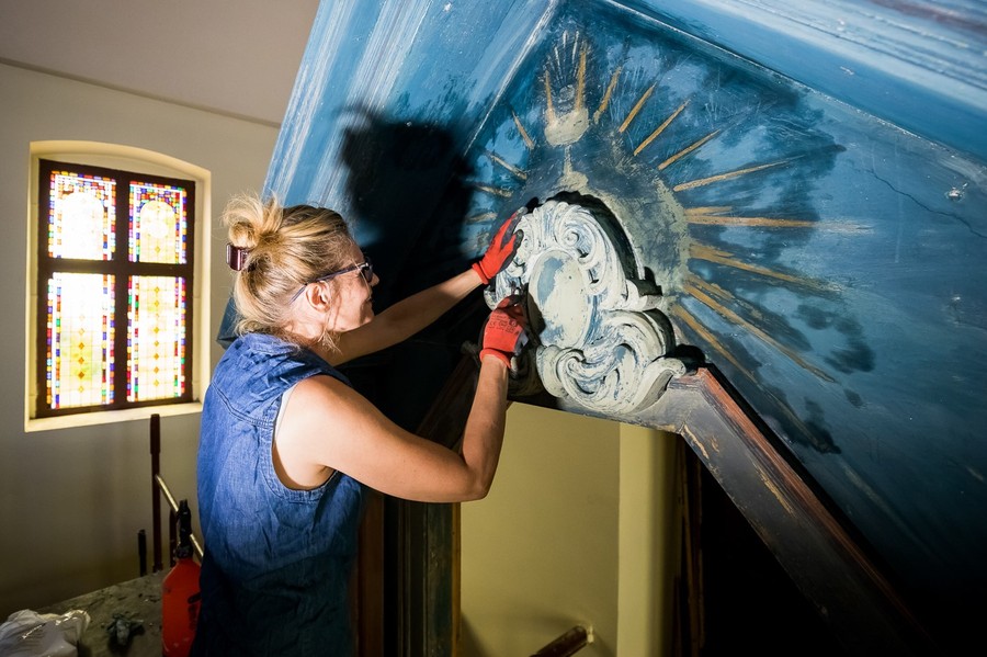 Prace konserwatorskie i restauratorskie przy nastawie ołtarza głównego z kościoła we Włókach, fot. Tomasz Czachorowski dla UMWKP