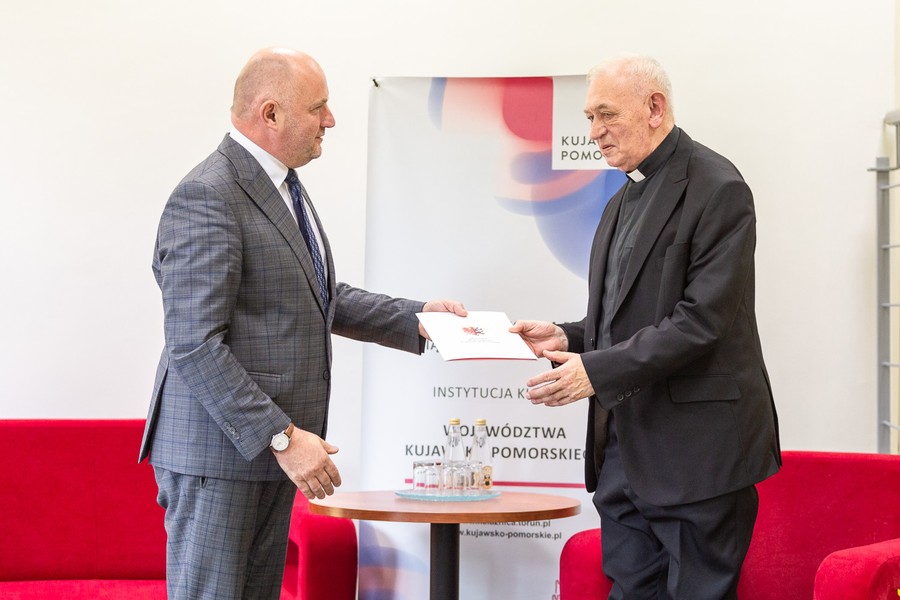 Bp dr Andrzej Suski odebrał akt powołania do Rady Naukowej Książnicy Kopernikańskiej, fot. Szymon Zdziebło dla UMWKP