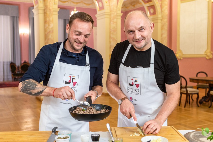 Marszałek Piotr Całbecki podczas gotowania z Mateuszem Gesslerem, fot. Szymon Zdziebło/tarantoga.pl dla UMWKP