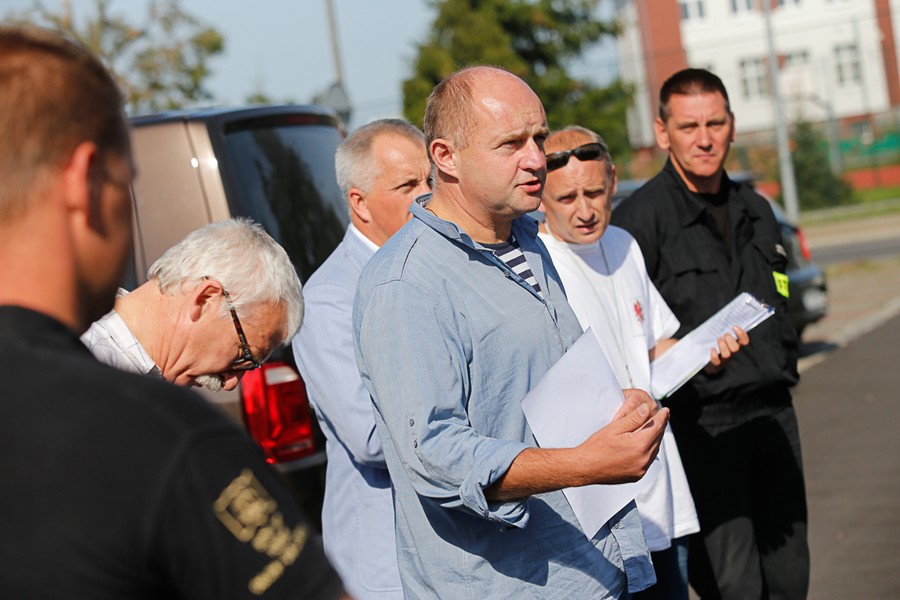 Marszałek Piotr Całbecki podczas odprawy z wolontariuszami w zniszczonym przez nawałnicę Sośnie, sierpień 2017, fot. Mikołaj Kuras dla UMWKP