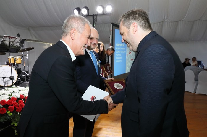 Ks. dr Michał Damazyn odbiera Medal Marszałka Unitas Durat Palatinatus Cuiaviano-Pomeraniensis, gratuluje mu przewodniczący Wojewódzkiej Rady Konsultacyjnej ds. Działaczy Opozycji Antykomunistycznej oraz Osób Represjonowanych z Powodów Politycznych Jan Wyrowiński, fot. Władysław Kościuch Ks. dr Michał Damazyn odbiera Medal Marszałka Unitas Durat Palatinatus Cuiaviano-Pomeraniensis, gratuluje mu przewodniczący Wojewódzkiej Rady Konsultacyjnej ds. Działaczy Opozycji Antykomunistycznej oraz Osób Represjonowanych z Powodów Politycznych Jan Wyrowiński, fot. Władysław Kościuch