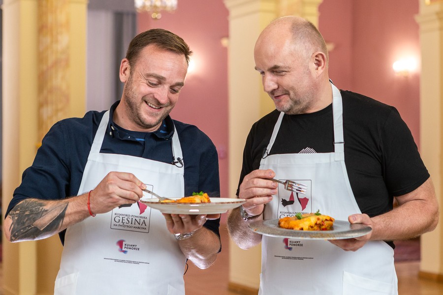 Wspólne gotowanie marszałka Piotra Całbeckiego z Mateuszem Gesslerem, fot. Szymon Zdziebło/tarantoga.pl dla UMWKP