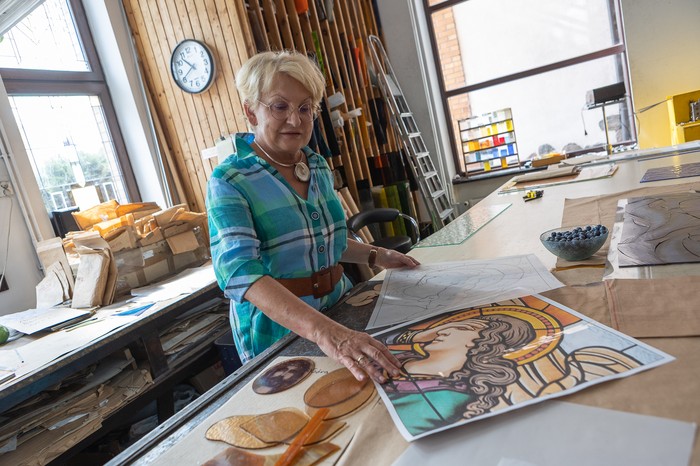 Elżbieta Bednarska w swojej pracowni i galerii, fot. Mikołaj Kuras dla UMWKP Elżbieta Bednarska w swojej pracowni i galerii, fot. Mikołaj Kuras dla UMWKP