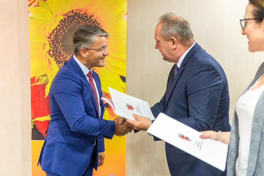 Umowy PROW na biznes na wsi, fot. Szymon Zdziebło/tarantoga.pl dla UMWKP