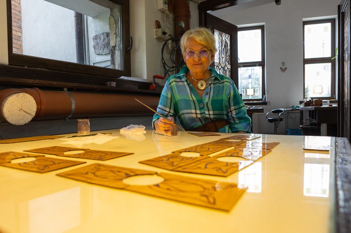 Elżbieta Bednarska w swojej pracowni i galerii, fot. Mikołaj Kuras dla UMWKP