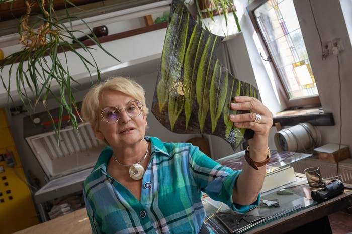 Elżbieta Bednarska w swojej pracowni i galerii, fot. Mikołaj Kuras dla UMWKP Elżbieta Bednarska w swojej pracowni i galerii, fot. Mikołaj Kuras dla UMWKP