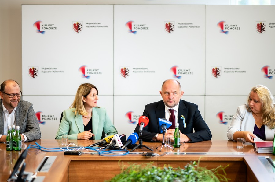 Konferencja prasowa marszałka Piotra Całbeckiego, fot. UMWKP
