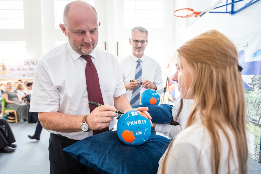Inauguracja roku szkolnego w Lubiczu, fot. Szymon Zdziebło/tarantoga.pl dla UMWKP