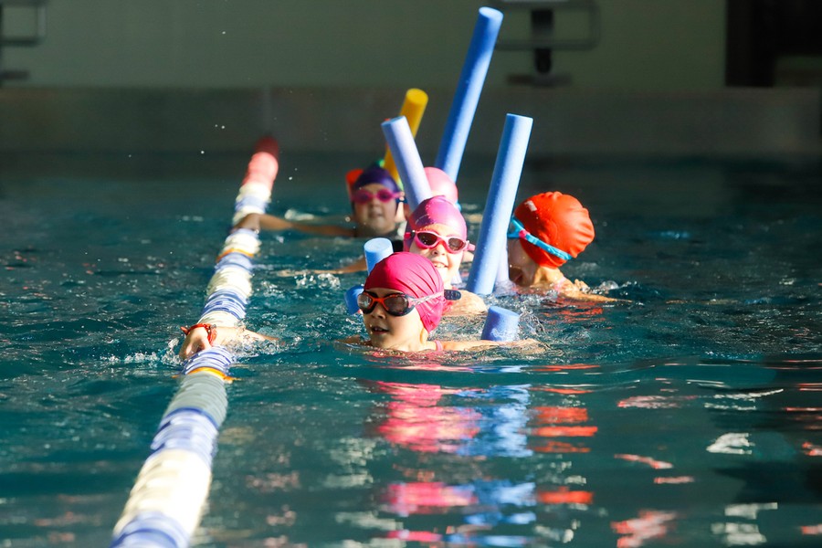 Zajęcia z pływania, fot. Mikołaj Kuras dla UMWKP