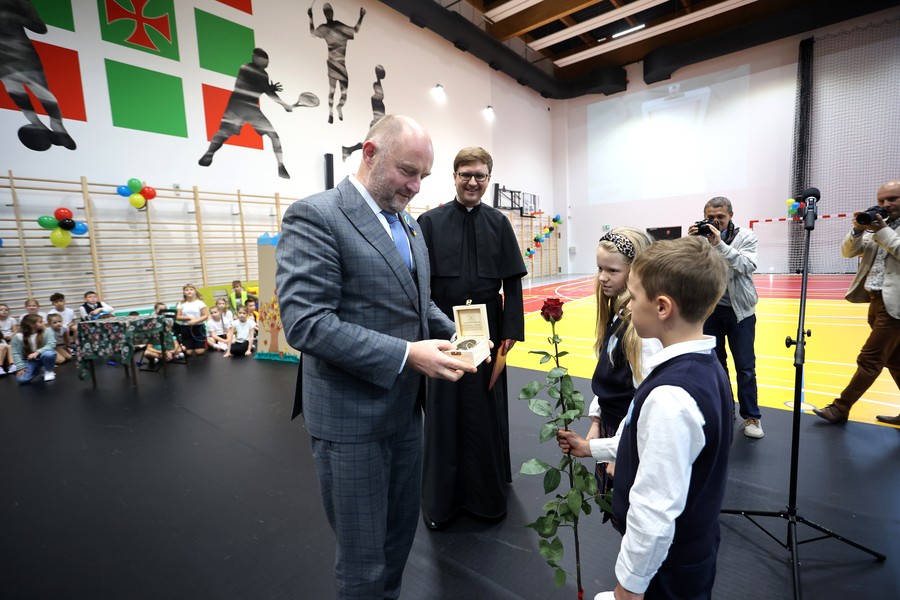 Otwarcie szkolnej Sali gimnastycznej w Chełmnie, fot. Mikołaj Kuras dla UMWKP