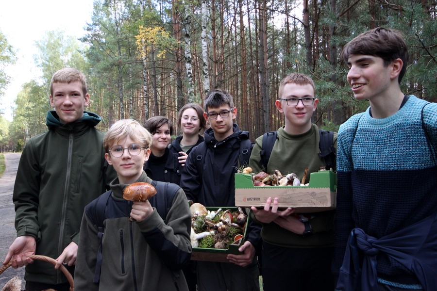 dumni uczniowie ze swoimi zbiorami fot. Dorota Borzyszkowska