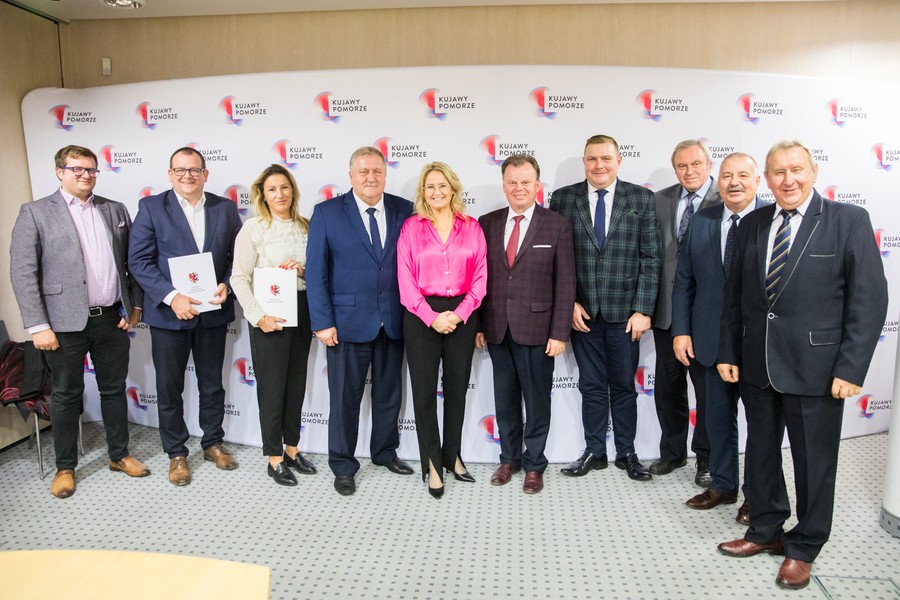 Podpisanie umowy na modernizację drogi wojewódzkiej nr 265, fot. Andrzej Goiński/UMWKP