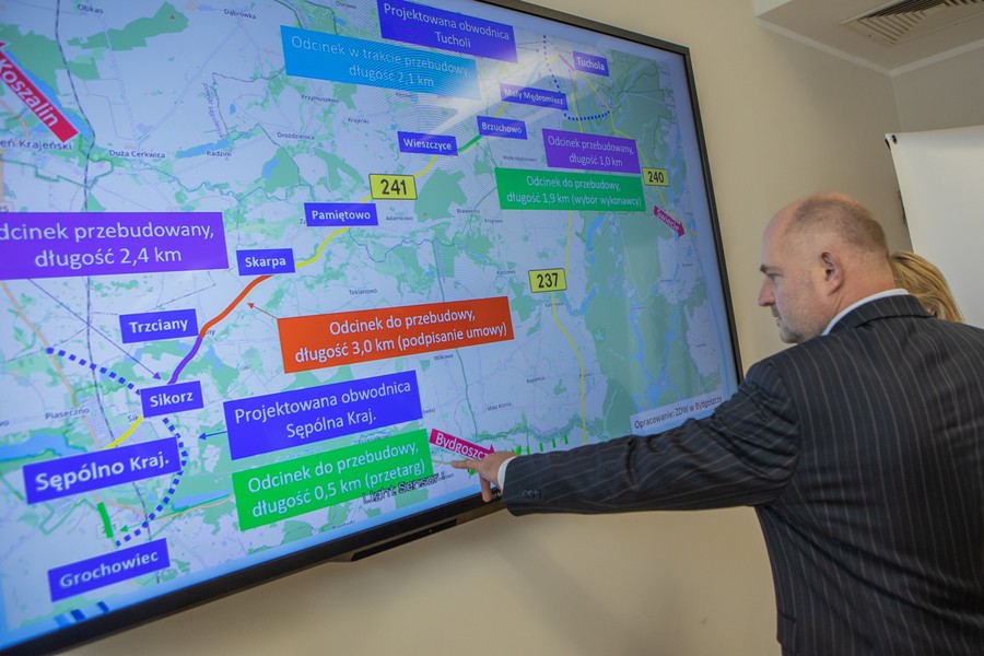 Podpisanie umowy na modernizację drogi wojewódzkiej nr 241, fot. Mikołaj Kuras dla UMWKP