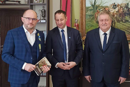 Spotkanie marszałka Piotra Całbeckiego i członka zarządu województwa Sławomira Kopyścia z burmistrzem Jarosławem Jucewiczem, fot. UMWKP