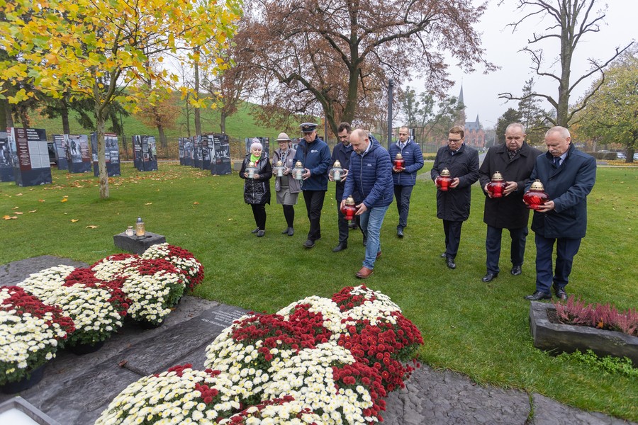 Znicze w Parku Pamięci, fot. Mikołaj Kuras dla UMWKP