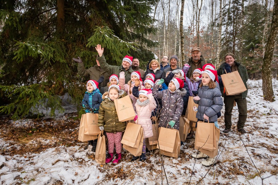 Marszałkowi Piotrowi Całbeckiemu podczas wyboru choinki towarzyszyły dzieci z gminy Unisław, fot. Szymon Zdziebło/tarantoga.pl dla UWMKP