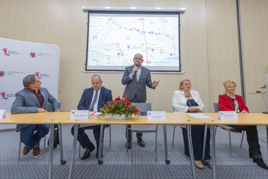 Podpisanie umów na projektowanie pięciu obwodnic, fot. Mikołaj Kuras dla UMWKP