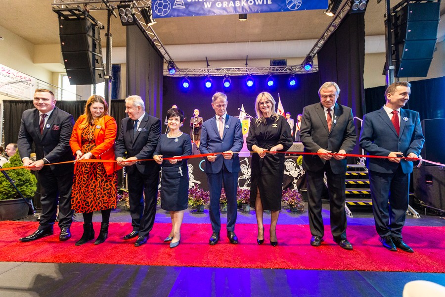 Otwarcie sali gimnastycznej w Grabkowie, fot. Szymon Zdziebło/tarantoga.pl dla UMWKP