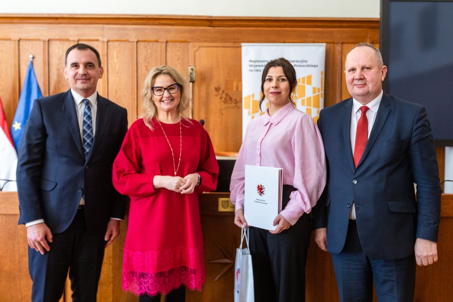Wręczenie umów PROW, fot. Szymon Zdziebło/tarantoga.pl dla UMWKP