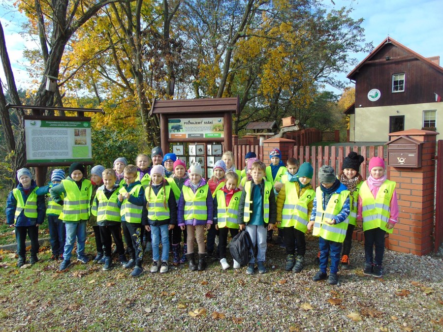 Zdjęcie grupowe przy Ośrodku edukacji ekologicznej GLPK (fot. GLPK)