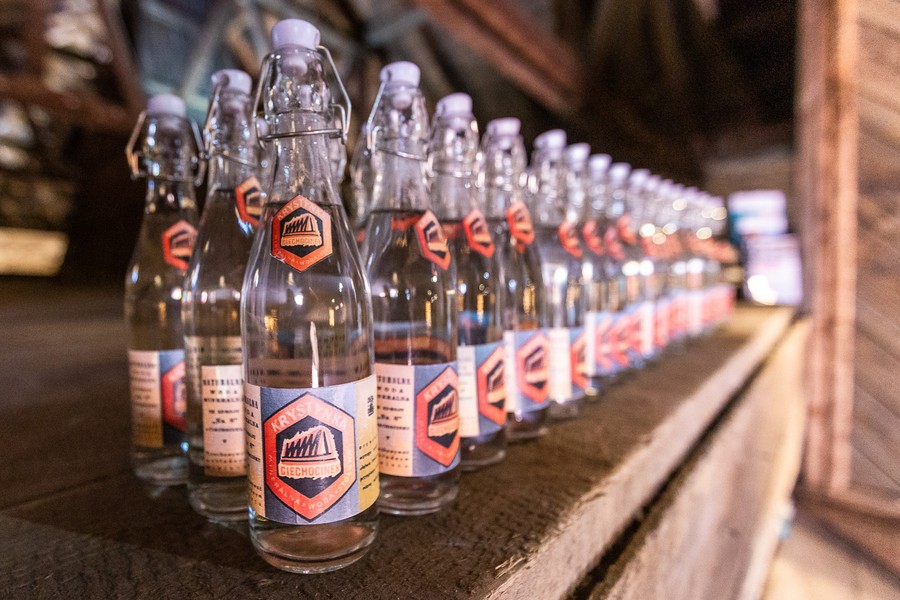 Woda Krystynka z dawną etykietą, fot. Szymon Zdziebło tarantoga.pl dla UMWKP