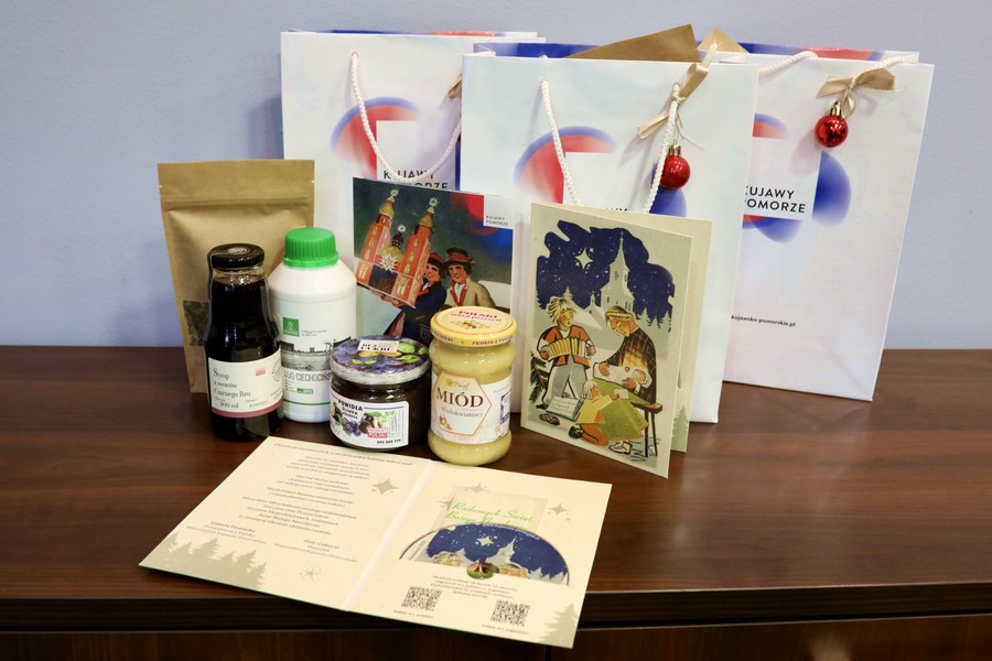 Paczki świąteczne dla odznaczonych medalem Unitas Durat, fot. Andrzej Goiński dla UMWKP