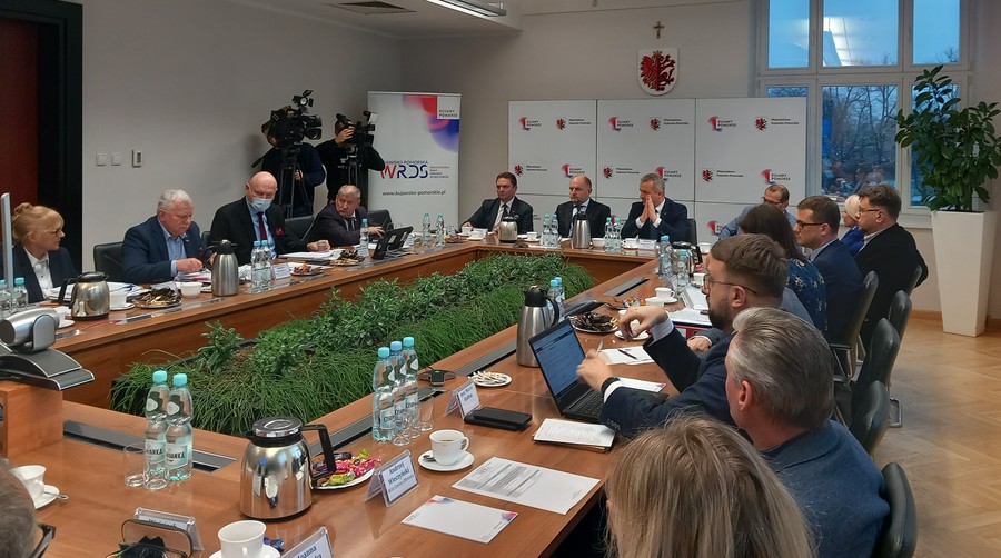 Członkowie Prezydium K-P WRDS oraz zaproszeni goście podczas posiedzenia Prezydium K-P WRDS w dniu 21.12.2022 r. w Urzędzie Marszałkowskim Województwa Kujawsko-Pomorskigo w Toruniu, fot. Beata Wiśniewska
