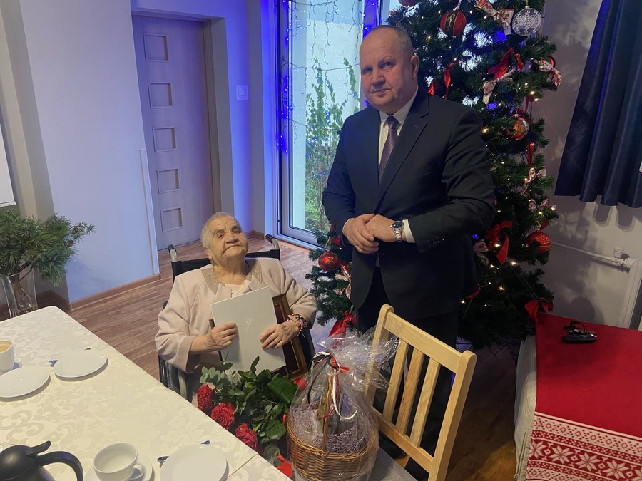 Wicemarszałek Zbigniew Sosonowski wręcza medal Unitas Durat dla Anieli Kiliszkiewicz, fot. UMWKP