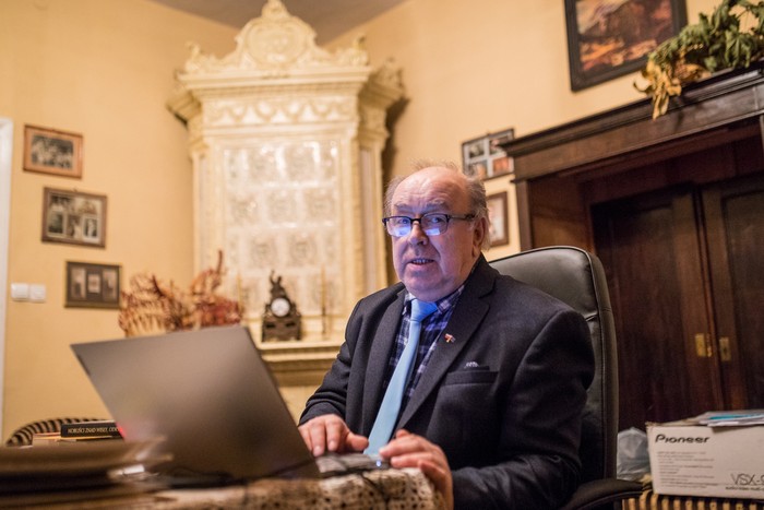 Tomasz Kardaś w swoim domu w Gębicach/Marcinkowie, fot. Andrzej Goiński/UMWKP Tomasz Kardaś w swoim domu w Gębicach/Marcinkowie, fot. Andrzej Goiński/UMWKP