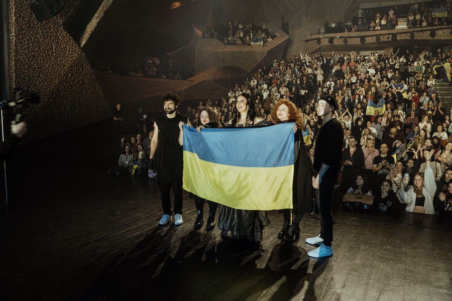 Specjalny koncert mikołajkowy dla społeczności z Ukrainy. Występ Jamali. Fot. Justyna Żychniewicz dla Fundacji Platon