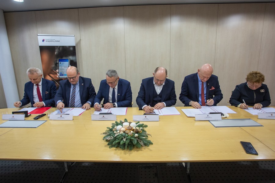 Podpisanie listu intencyjnego w sprawie zintegrowanego e-biletu, fot. Mikołaj Kuras dla UMWKP