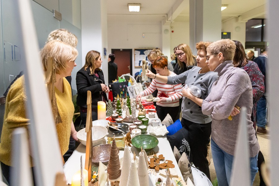 Kiermasz rękodzieła osób niepełnosprawnych, fot. Szymon Zdziebło/tarantoga.pl dla UMWKP