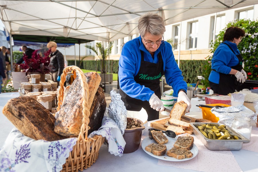 Jesienny jarmark pod urzędem, fot. Szymon Zdziebło/tarantoga.pl dla UMWKP
