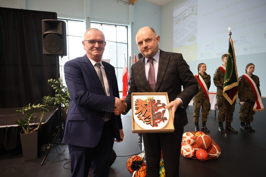 Otwarcie pracowni agrotroniki, hali sportowej i hali maszyn w CKU w Gronowie, fot. Mikołaj Kuras dla UMWKP