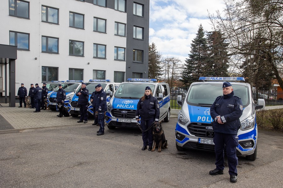 Przekazanie samochodów policyjnych do przewozu psów służbowych, fot. Mikołaj Kuras dla UMWKP