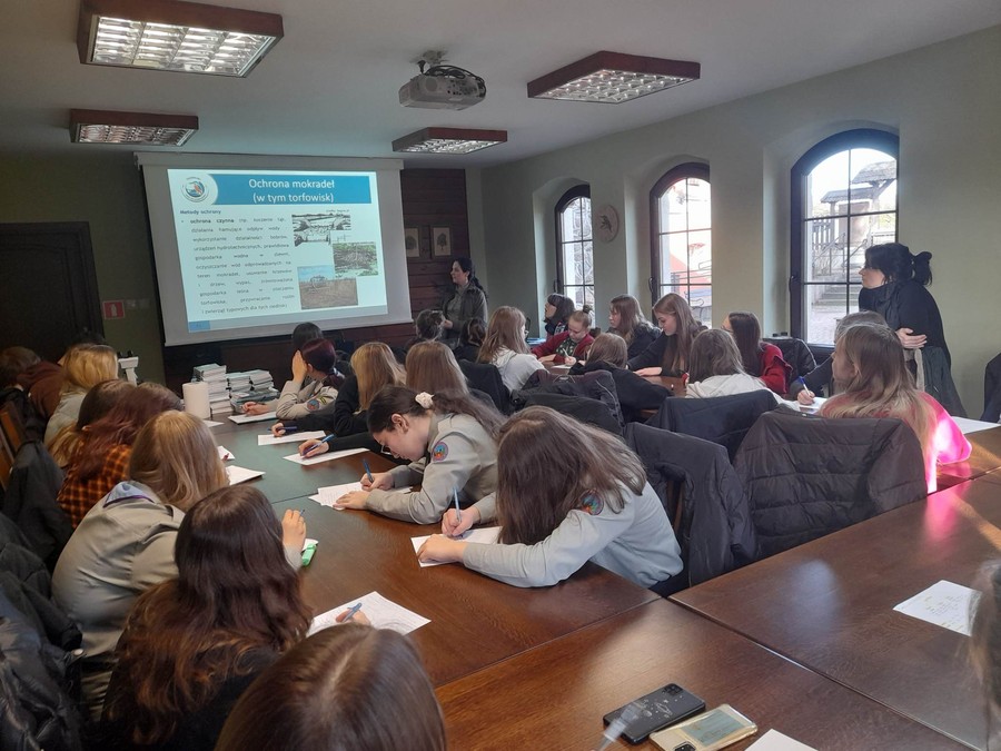 Uczestnicy zajęć skrzętnie notują sposoby ochrony mokradeł fot. Dorota Borzyszkowska
