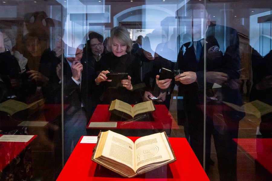 Wernisaż wystawy „Ze wszech ksiąg najbardziej godna przeczytania… Wokół De revolutionibus”, fot. Szymon Zdziebło/tarantoga.pl dla UMWKP